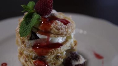 Millefeuille tatlı beyaz bir tabak üzerinde ahududu ile dekore edilmiştir. Napolyon pastası. Space.Close-up'ı kopyala