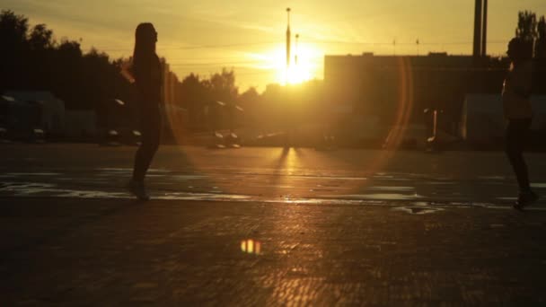 Восход солнца. Две фитнес-девушки разогреваются перед пробежкой на улице . — стоковое видео