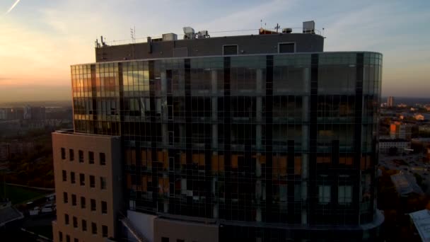 Langit saat matahari terbenam tercermin dalam bangunan perusahaan bisnis kaca. — Stok Video