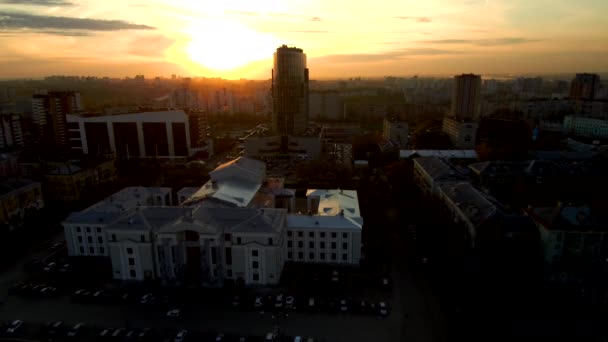 Pôr do sol em uma cidade moderna.O sol é refletido no arranha-céu . — Vídeo de Stock