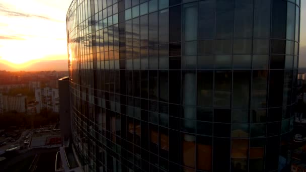 Obloha při západu slunce se odráží v budově sklářské firmy. — Stock video