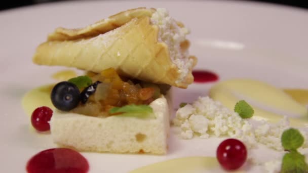 Вафелька з сирним кремом і свіжими ягодами . — стокове відео