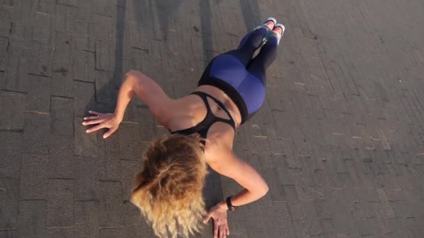 Blonde fitness fille push ups dans la rue . — Video