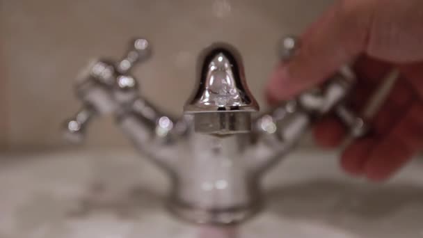 La mano apre il rubinetto del lavabo in bagno.Primo piano . — Video Stock