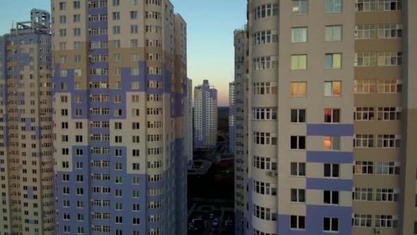 Sol ao pôr do sol reflete e brilha nas janelas de edifícios altos . — Vídeo de Stock