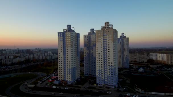 Gruppo di grattacieli alla periferia della città all'alba . — Video Stock