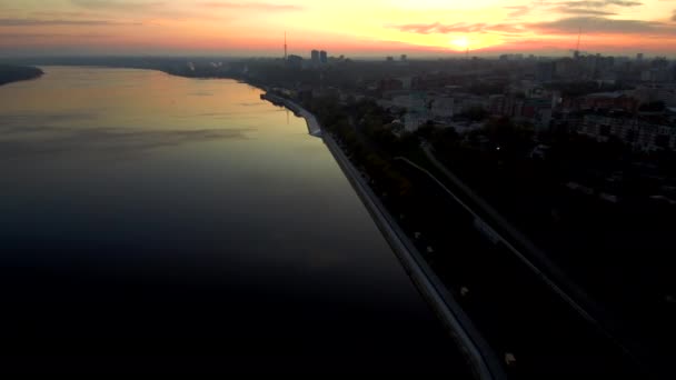 Moderní město na březích velké řeky při východu slunce. — Stock video