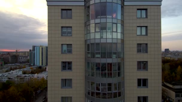 近代的な都市の高層ビルの屋根の上のペントハウス. — ストック動画