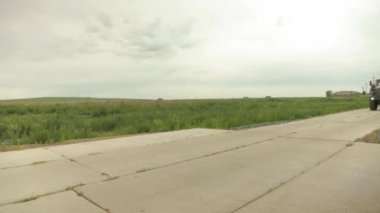 Sondaj kulesine su delmek için kamyonlar monte edildi.
