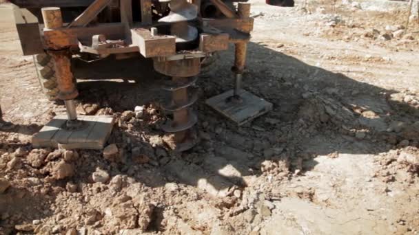 Taladro está cavando un agujero. Plataforma de perforación de pozos de agua . — Vídeo de stock