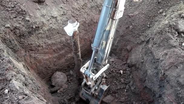 Excavator digs clay and sandy soil. — Stock Video
