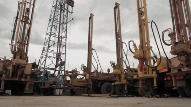 Mehrere LKWs montiert Bohrinseln zum Bohren von Wasser. — Stockvideo