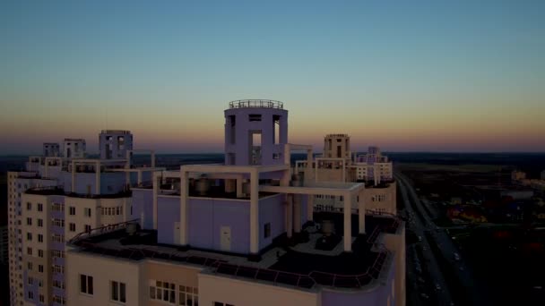 Tetti di grattacieli in una zona residenziale al tramonto . — Video Stock