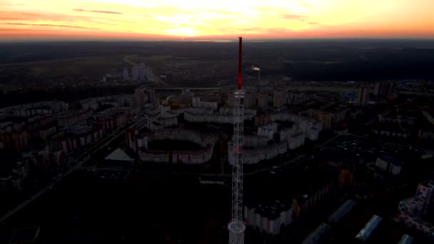 Czerwone światła sygnalizacyjne na szczycie wieży telewizyjnej.Sunrise, horizon, skyline. — Wideo stockowe