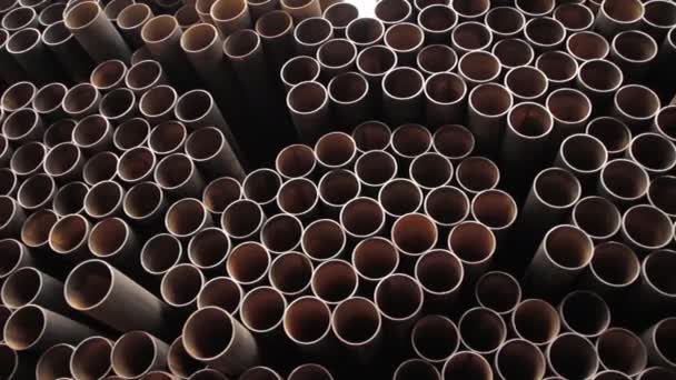 Grande pilha de tubos de aço utilizados para poços com água . — Vídeo de Stock