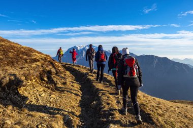 Gün batımında alplerde trekking
