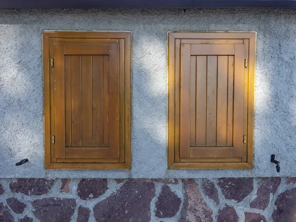 Deux Fenêtres Fermées Chalet — Photo
