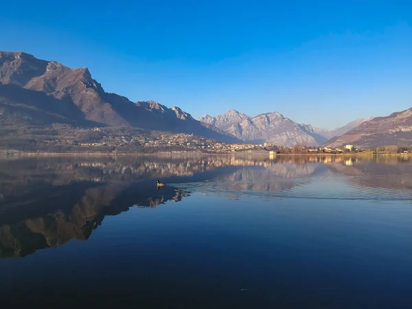 Gün batımında Annone Gölü manzarası