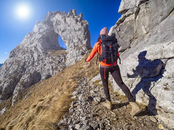 Жіночий турист в італійських Альпах поруч з Лекко в Вальсазіна — стокове фото