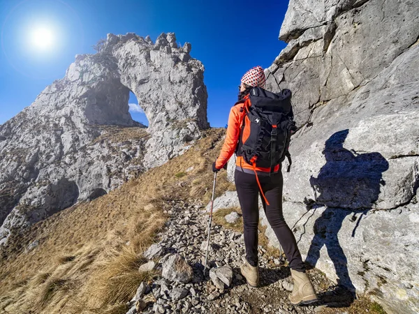 Жіночий турист в італійських Альпах поруч з Лекко в Вальсазіна — стокове фото