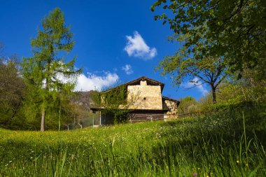 Alpler'de bir bozkırda eski ev