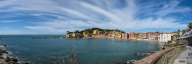 Liguria'da bir kasaba olan Sestri Levante'deki silnce körfezi