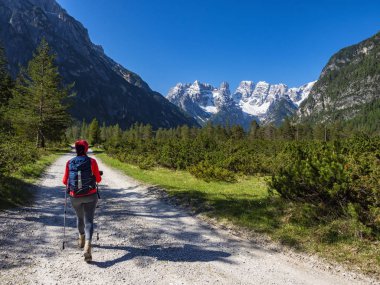 Tre Cime di Lavaredo Dağı'nın altındaki dolomitlerde trekking