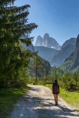 Tre Cime di Lavaredo Dağı'nın altındaki dolomitlerde trekking