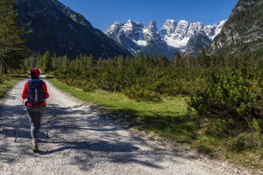 Tre Cime di Lavaredo Dağı'nın altındaki dolomitlerde trekking