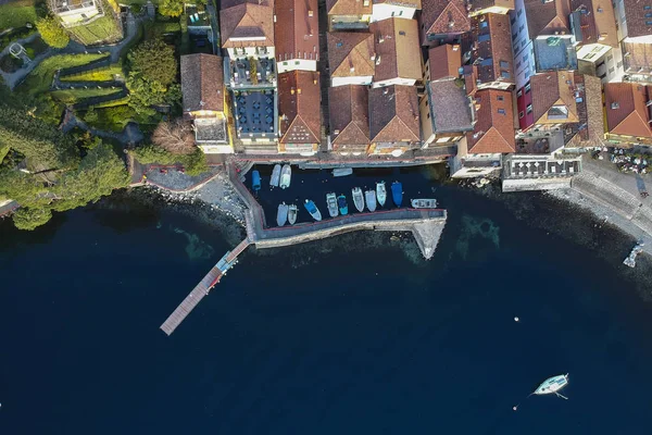 Varenna rıhtımının havadan görünümü