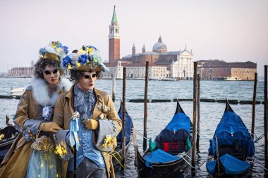 Venedik 27.02.2019: Dünyanın en ünlü ve ziyaret edilen venedik karnavalında maskeler. İnsanlar ziyarete ya da el yapımı kostümleri göstermek için geliyor