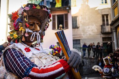 Shignano (İtalya) 03/05/2018: Schignano geçit töreni, tipik ahşap maskeleri ve ziyaretçileri eğlendiren sanatçıile Kuzey İtalya'nın en ünlü geleneksel karnavallarından biridir. .