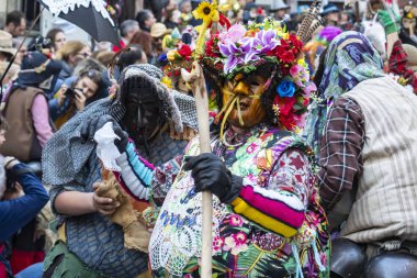 Shignano (İtalya) 03/05/2018: Schignano geçit töreni, tipik ahşap maskeleri ve ziyaretçileri eğlendiren sanatçıile Kuzey İtalya'nın en ünlü geleneksel karnavallarından biridir. .