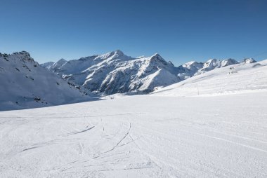 Alplerde kayak yamacı