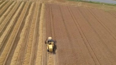 Bir tarlada hasat makinesi