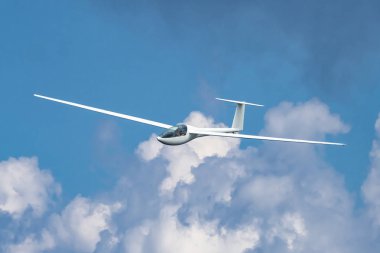 Yakın çekim uçan planör uçak