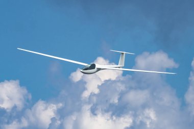 Yakın çekim uçan planör uçak