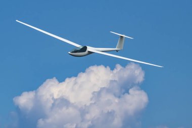 Yakın çekim uçan planör uçak