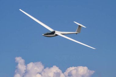 Yakın çekim uçan planör uçak