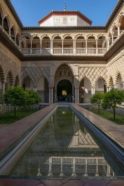 Sevilla ( İspanya ) 05/12/2018: Sevilla'lı Real Alcazar, çeşitli hakimiyetler nedeniyle yüzyıllar boyunca edinilen Arap ve Avrupa üslubunu birleştiren şehrin hisstorik yapılarından biridir.