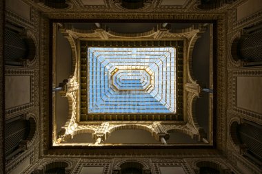 Sevilla ( İspanya ) 05/12/2018: Real Alcazar, yüzyıllar boyunca farklı tarzlarda kurulmuş bir kraliyet sarayıdır. Oda tavanları mimari stillerin farklı olduğunu gösterir