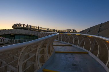 Sevilla 13/05/2018: Metropol Parasol, Sevilla'nın en yeni turistik yerlerinden biridir. En üstünde şehrin en güzel manzaralarından birine sahip olmak için izin veren bir gezi noktası var.