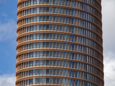 Sevilla ( İspanya ) 05/12/2018: Sevilla Tower veya Torre Sevilla İspanyolca, şehrin en yüksek binası ve şehrin modern bir ilçe oluşturmak için yeni bir projenin parçası