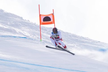 Bir yarışmada kayakçı