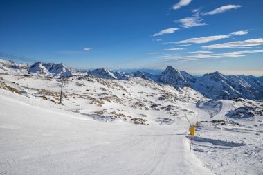 Alplerde kayak pistleri