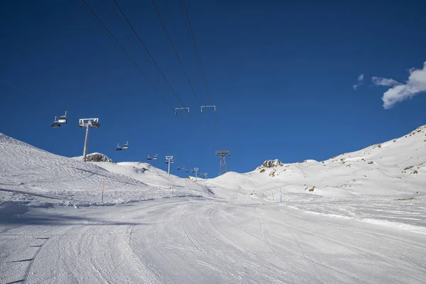 阿尔卑斯山的滑雪斜坡 — 图库照片