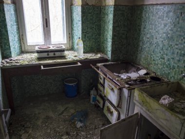 Eski Rusty kittchen içinde reklam terk edilmiş ev