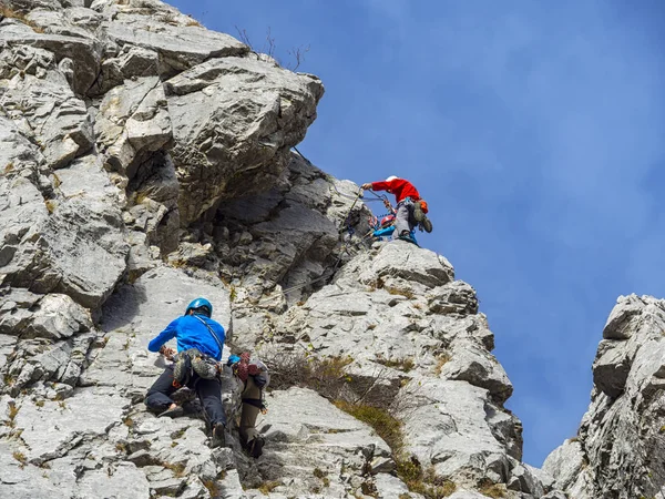 岩石上的登山者 — 图库照片