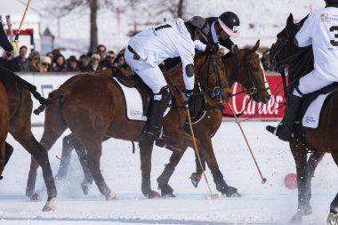 St. Moritz ( İsviçre ) - 30 Ocak 2016: Kar Polo Dünya Kupası St.Moritz 2016'da maç aktiviteleri