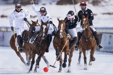 St. Moritz ( İsviçre ) - 30 Ocak 2016: Kar Polo Dünya Kupası St.Moritz 2016'da maç aktiviteleri